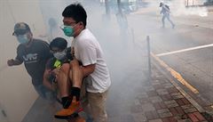 Policie v Hongkongu pouila k rozehnání demonstrant slzný plyn.