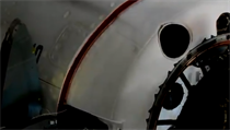 Pohled z Mezinárodní vesmírné stanice (ISS) na dokující kosmickou loď Crew...