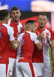 Slavia zásluhou Stancia s Teclem hladce zdolala Jablonec, Plzeň zničila sedmi góly Boleslav Hráči Slavie se radují z gólu, uporstřed je střelec Nicolae Stanciu. | na serveru Lidovky.cz | aktuální zprávy