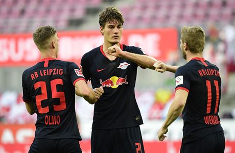 Patrik Schick slaví gól se spoluhráči Danim Olmem a Timem Wernerem | na serveru Lidovky.cz | aktuální zprávy