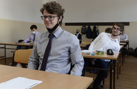 Studenti čekají na zahájení písemných maturitních zkoušek. Studenti čekají na zahájení písemných maturitních zkoušek.