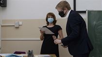Vyučující s jedním ze studentů na Smíchovské střední průmyslové škole v Praze,... | na serveru Lidovky.cz | aktuální zprávy