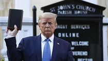 Prezident Donald Trump u kostela poblíž Bílého domu.