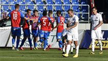 Hráči Plzně se radují z prvního gólu, který vstřelil z penalty Pavel Bucha. | na serveru Lidovky.cz | aktuální zprávy