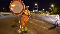 Dělníci odstraňovali v noci na 4. června 2020 zábrany a značky na... | na serveru Lidovky.cz | aktuální zprávy