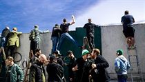 Fanoušci Bohemians sledují přes zeď utkání s AC Sparta Praha | na serveru Lidovky.cz | aktuální zprávy