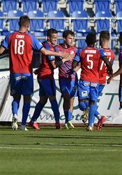 Viktoriáni vyloupili i Ostravu a nadále stíhají Slavii. Vítězství 0:2 trefilo duo Bucha, Kovařík Hráči Plzně se radují z prvního gólu, který vstřelil z penalty Pavel Bucha. | na serveru Lidovky.cz | aktuální zprávy