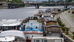 Výletní lod na náplavce Na Frantiku marn ekají na zákazníky.