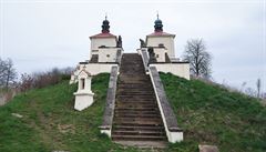 Barokní kostel s kalvárií na vrchu Ostré u Útka.