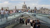 Foster v britské metropoli. Londýnský most Millenium Bridge z přelomu století... | na serveru Lidovky.cz | aktuální zprávy