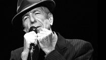 Leonard Cohen (1934–2016), kanadský písničkář a spisovatel. Leonard Cohen (1934–2016), kanadský písničkář a spisovatel.