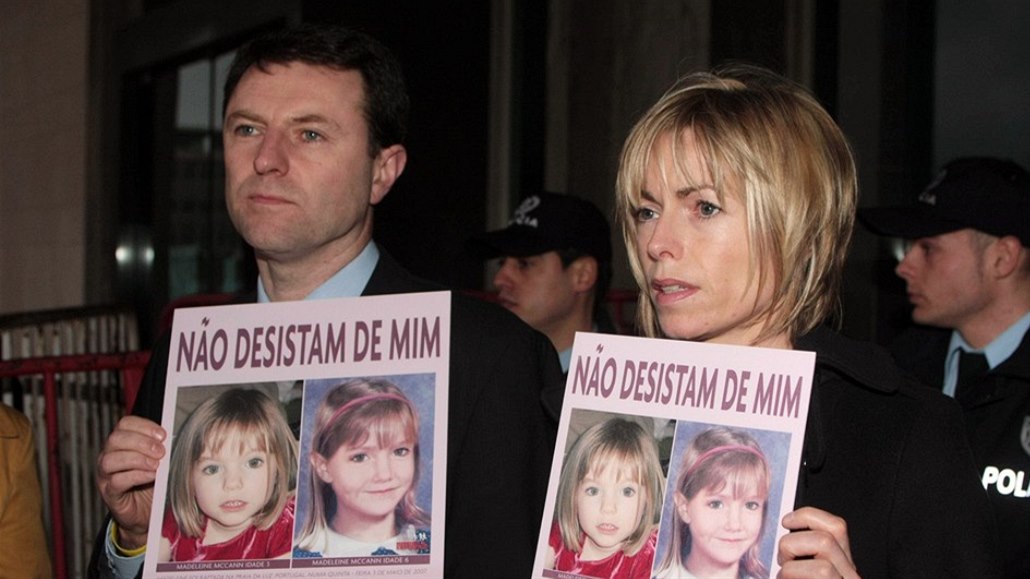 Ztracená. Kate a Gerry McCannovi s fotografiemi své zmizelé dcery na archivním...