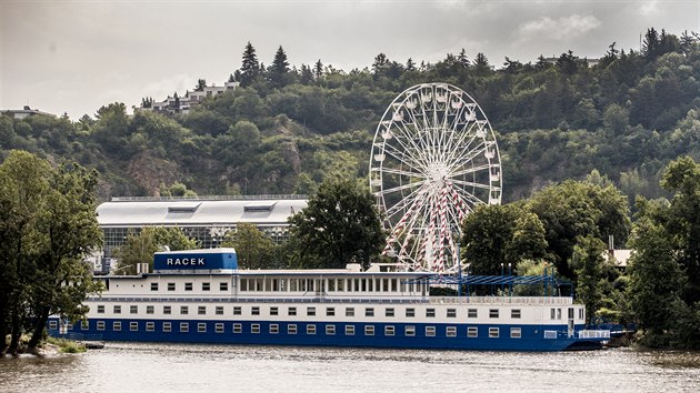 Botel Racek provozovatelům pronajímá svůj pozemek.