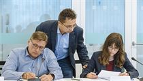 Hana Lipovská, Pavel Matocha, Roman Bradáč na zasedání nové rady ČT. Hana Lipovská, Pavel Matocha, Roman Bradáč na zasedání nové rady ČT.