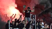 Fanoušci Slavie slaví branku Ševčíka. | na serveru Lidovky.cz | aktuální zprávy