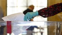 Lidé musí ve volebních místnostech dodržovat přísná hygienická opatření.... | na serveru Lidovky.cz | aktuální zprávy