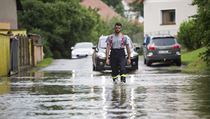 Místní komunikaci v Radimi u Luže zatopil rozvodněný Anenský potok. | na serveru Lidovky.cz | aktuální zprávy