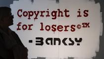 „Copyright je jen pro zbabělce,“ tvrdí slavný streetartový umělec Banksy. „Copyright je jen pro zbabělce,“ tvrdí slavný streetartový umělec Banksy.