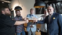 Tomáš Maier (uprostřed) pokřtil svou knihu o minipivovarech v pražském... | na serveru Lidovky.cz | aktuální zprávy