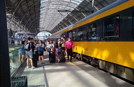 Lidé vyrazili s kufry. | na serveru Lidovky.cz | aktuální zprávy