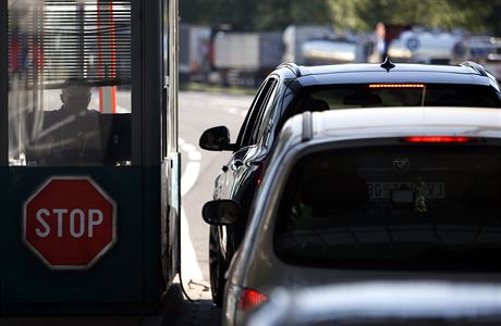 Lidé čekají na hranici mezi Maďarskem a Srbskem. | na serveru Lidovky.cz | aktuální zprávy