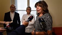 Vnučka novináře Ferdinanda Peroutky Terezie Kaslová hovoří s novináři na chodbě... | na serveru Lidovky.cz | aktuální zprávy