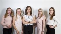 Iva Vodehnalová (uprostřed) se svým týmem. FOTO: nikoldrobna.com | na serveru Lidovky.cz | aktuální zprávy