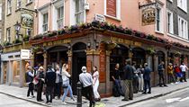Lidé stojí v hloučku před barem v britské SOHO čtvrti. | na serveru Lidovky.cz | aktuální zprávy