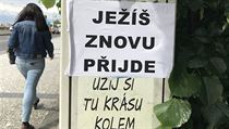 Plakát na pražském nábřeží. Plakát na pražském nábřeží.