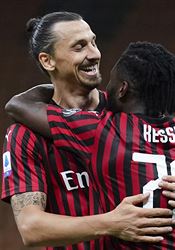 Zlatan pálí ostrými. ‚Být mi dvacet, dám další dva góly,‘ chvástal se po vyvedeném startu v AC Milán Zlatan Ibrahimovic a Franck Kessie oslavují branku, | na serveru Lidovky.cz | aktuální zprávy