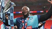 Adebayo Akinfenwa v dresu Wycombe slavící postup do druhé nejvyšší anglické... | na serveru Lidovky.cz | aktuální zprávy