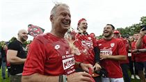 Trenér Pardubic Jiří Krejčí se s hráči a fanoušky raduje z výhry a postupu do... | na serveru Lidovky.cz | aktuální zprávy