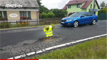 Strom uprrostřed silnice na Liberecku. | na serveru Lidovky.cz | aktuální zprávy