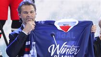 Jaromír Jágr pózuje s dresem Winter Classic. | na serveru Lidovky.cz | aktuální zprávy