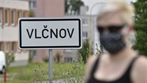 Žena s rouškou na obličeji prochází po ulici ve Vlčnově na Uherskohradišťsku. | na serveru Lidovky.cz | aktuální zprávy