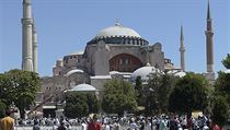 Někteří muslimové před jednou z nejznámějších sakrálních staveb světa, kterou... Někteří muslimové před jednou z nejznámějších sakrálních staveb světa, kterou...