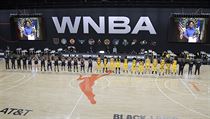 Basketbalistky ped vodnm zpasem WNBA odely pi hymn.