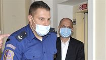 Eskorta přivádí 27. července 2020 Jiřího Švachulu (dříve ANO) ke Krajskému... | na serveru Lidovky.cz | aktuální zprávy