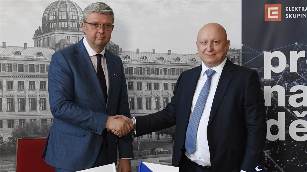 Ministr prmyslu a obchodu a ministr dopravy Karel Havlíek (vlevo) a generální...