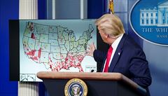Americký prezident Donald Trump stojí ped mapou, která zobrazuje hustotu...
