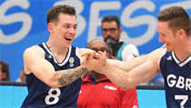 George Bates (vlevo) v dresu britské reprezentace. | na serveru Lidovky.cz | aktuální zprávy
