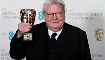 Polovina režisérů musí být ženy. Ceny BAFTA zavádí přísná pravidla ve stylu Oscarů Alan Parker drží cenu BAFTA | na serveru Lidovky.cz | aktuální zprávy