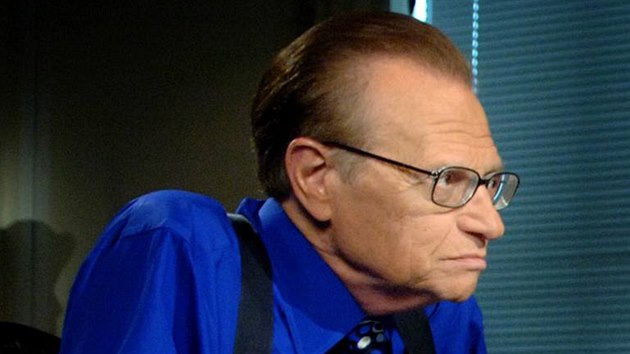 Moderátor Larry King.