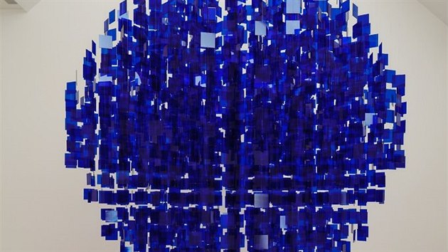 Modrá sféra. Dílo Julia Le Parca vytváející v galerii optické iluze.