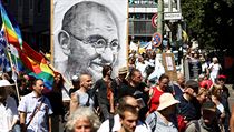 Na demonstraci v Berlíně účastníci nesli portrét Ghandiho. | na serveru Lidovky.cz | aktuální zprávy
