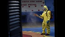 Pracovník v ochranném obleku v Brazílii. | na serveru Lidovky.cz | aktuální zprávy