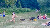 Sociální sítě se baví fotografiemi zachycující neobvyklou honičku: nudista se u... | na serveru Lidovky.cz | aktuální zprávy