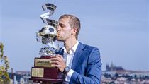 Král českého fotbalu: Nemusíte být nejlepší už v osmnácti, říká hvězdný záložník Souček Tomáš Souček s trofejí Zlatý míč. | na serveru Lidovky.cz | aktuální zprávy