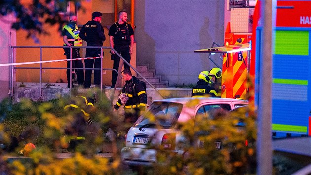 Policisté a hasiči 8. srpna 2020 u panelového domu v Bohumíně.