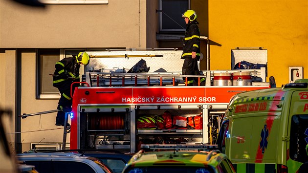 Hasičská technika 8. srpna 2020 u panelového domu v Bohumíně, ve kterém při požáru v 11. patře zahynulo 11 lidí.